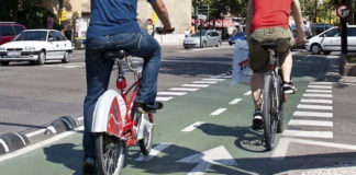 Ancianos siguen sin entender que el carril bici es para las bicicletas