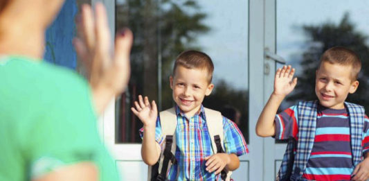 Unos padres venden a sus hijos para poder pagar el material escolar