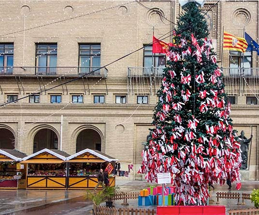 Instalan un nuevo Árbol de los Deseos debido a un exceso de peticiones de estudiantes por aprobar este cuatrimestre